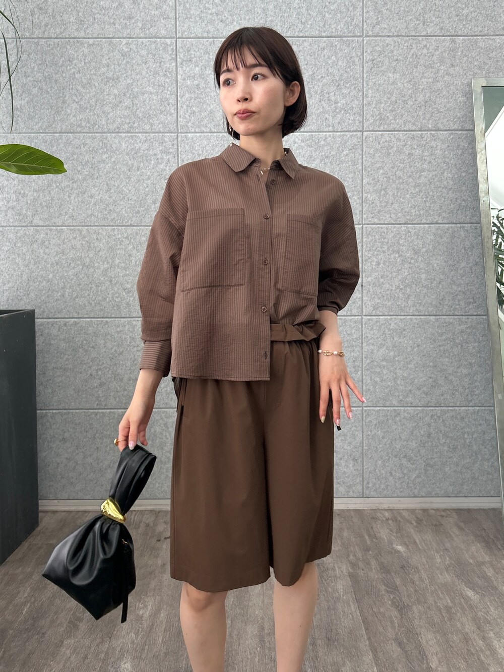 ブラウン系のシャツ/ブラウス、ブラウン系のその他パンツを着用したレディースの夏コーディネートの5枚目の写真
