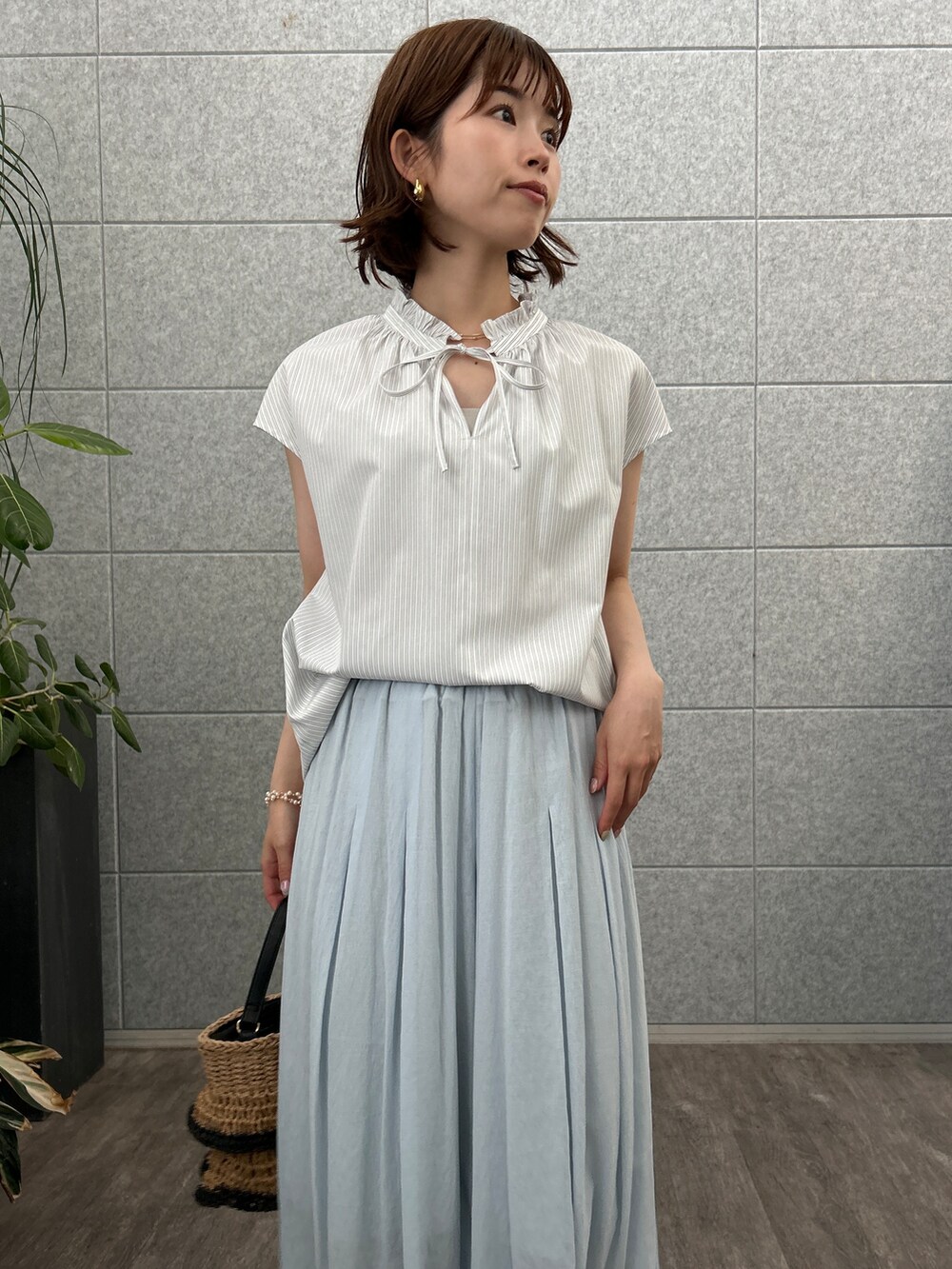 グレー系のシャツ/ブラウス、ブルー系のその他パンツを着用したレディースの夏コーディネートの7枚目の写真