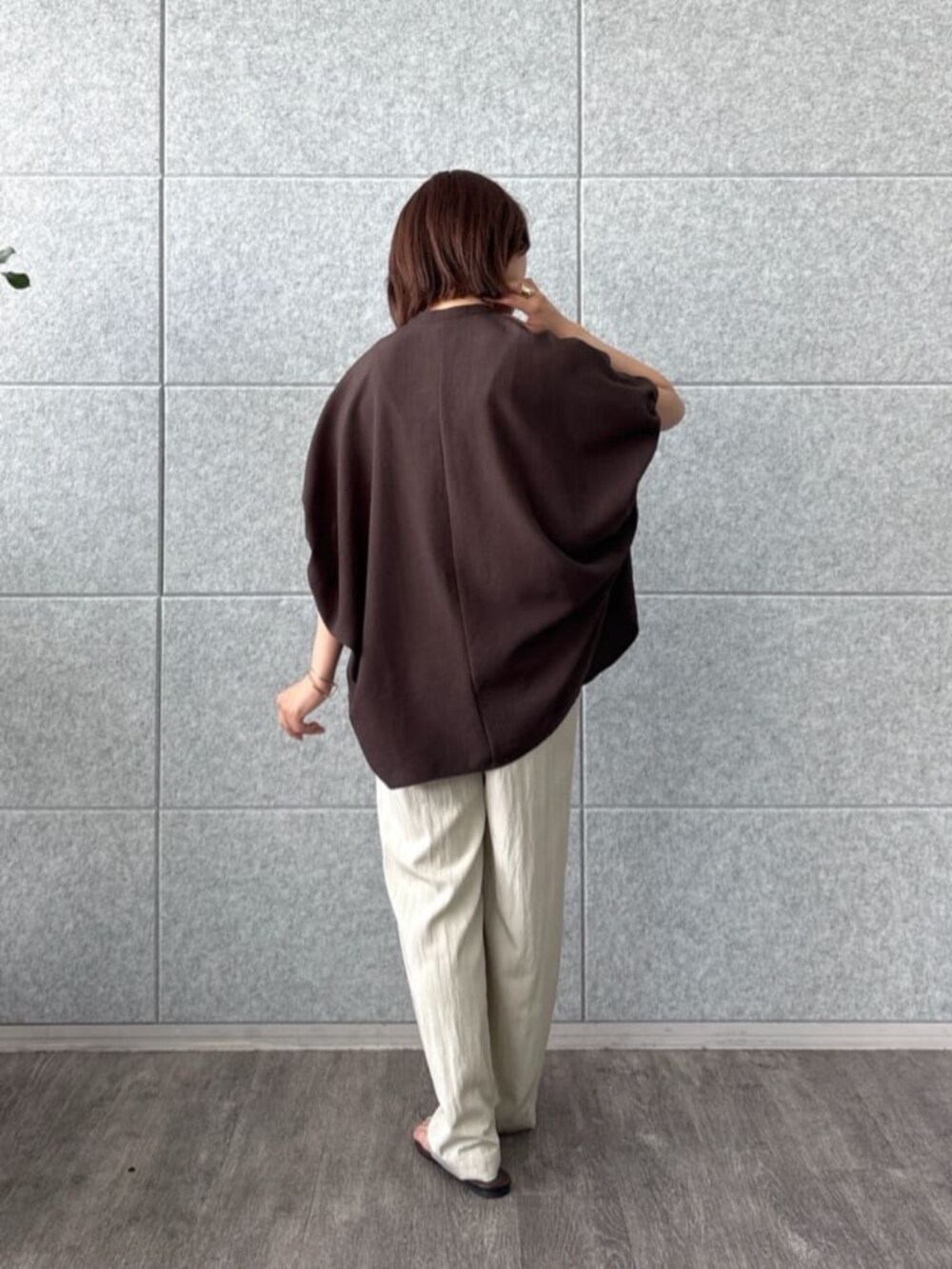 ベージュ系のその他パンツ、ブラウン系のシャツ/ブラウスを着用したレディースの夏コーディネートの2枚目の写真