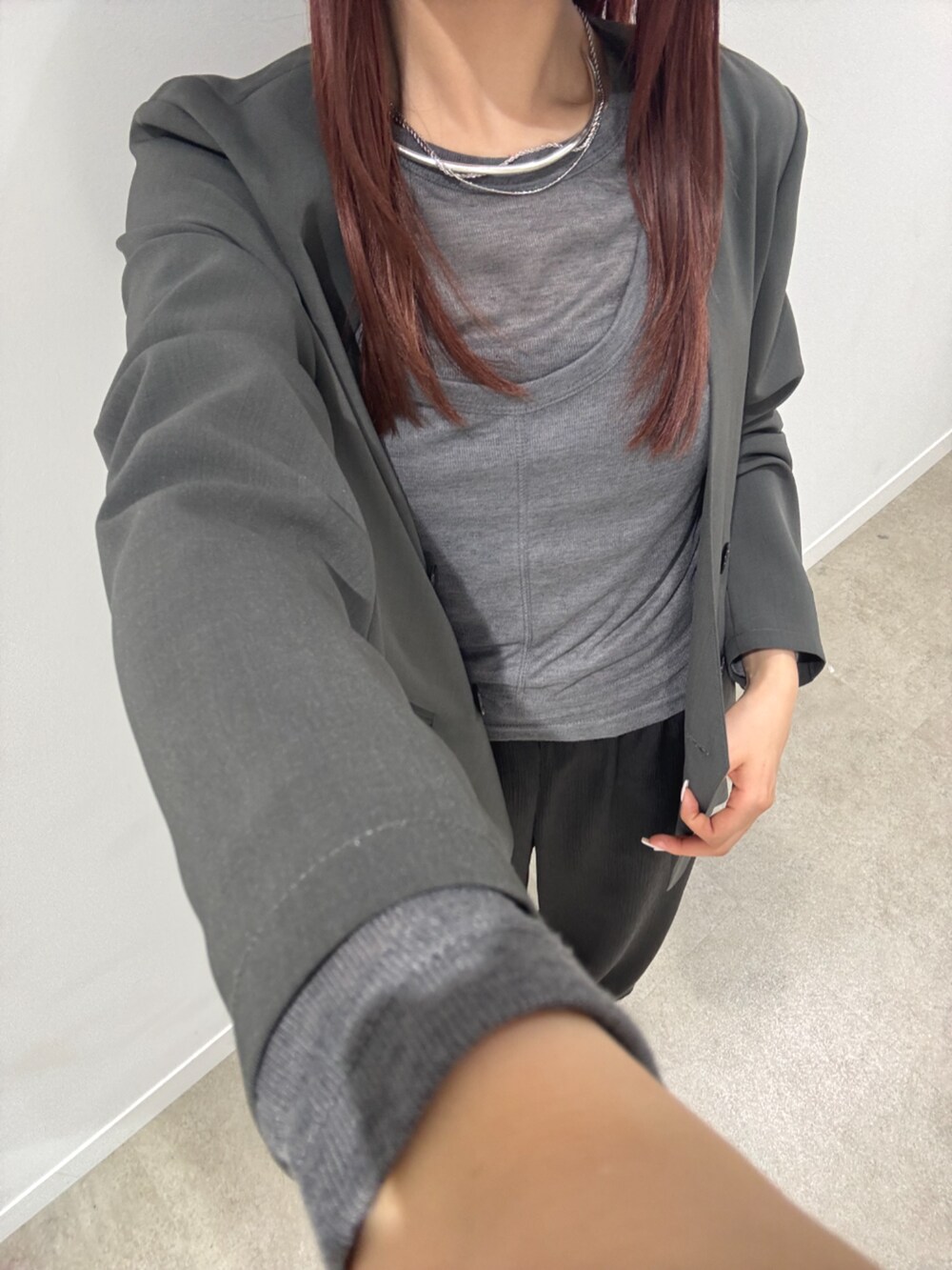 グレー系のその他トップス、ブラック系のその他パンツ、グレー系のノーカラージャケットを着用したレディースの春コーディネートの7枚目の写真