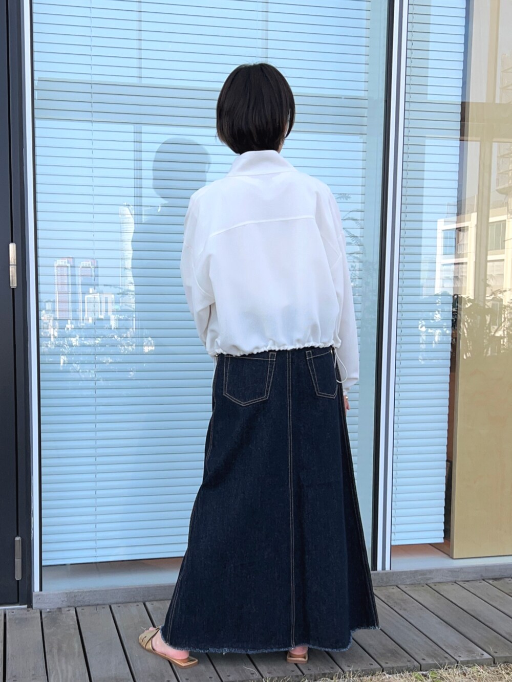 「ジャケット、春色、レイヤードスタイル、オトナカジュアル、シンプルスタイル、大人女子、大人コーデ、大人可愛い、スカートコーデ、ラクチンコーデ、デニム、ホワイトコーデ、春アウター」｜「cloencのコットンデニムスカート（デニムスカート、ブルー系）」を使った、cloencさん（レディース・158cm）の春コーディネートの5枚目の写真
