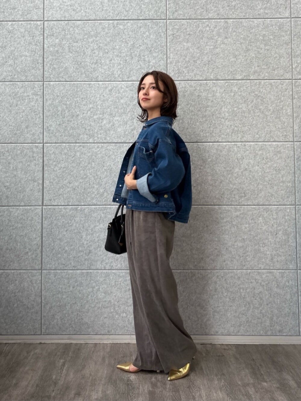 ブラック系のTシャツ/カットソー、ブルー系のデニムジャケットを着用したレディースの秋コーディネートの3枚目の写真