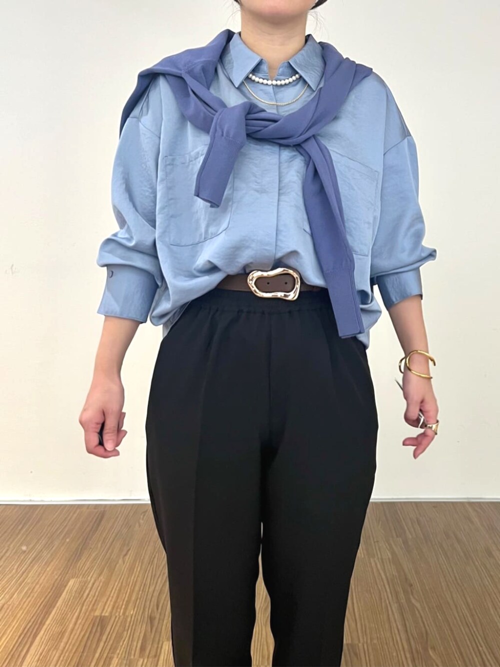 ブルー系のカーディガン/ボレロ、ブルー系のシャツ/ブラウス、ブラック系のその他パンツを着用したレディースの秋コーディネートの5枚目の写真