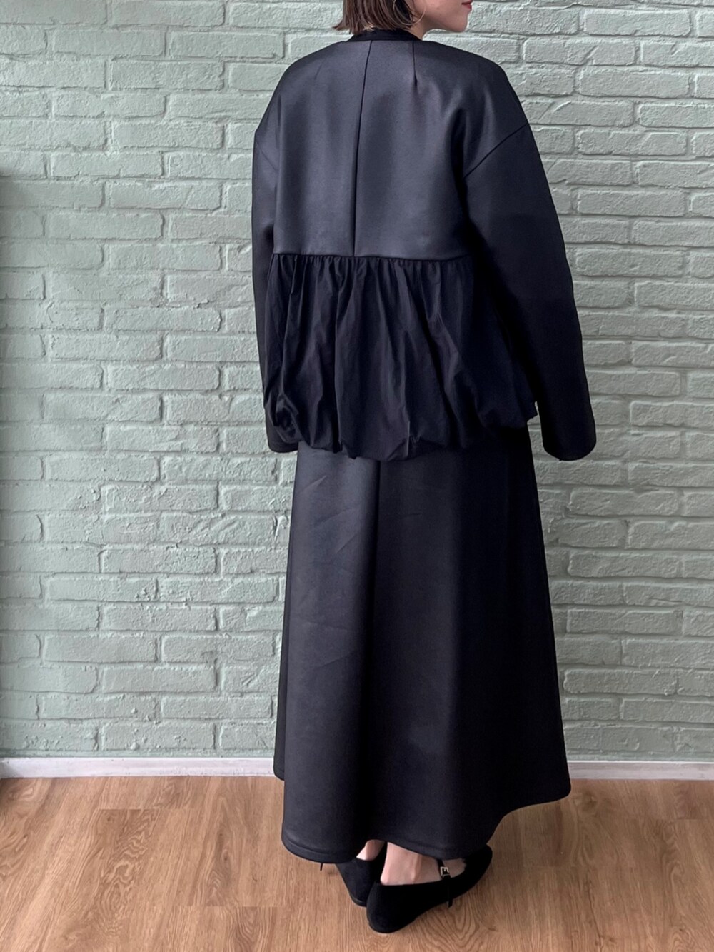 ブラック系のスカート、ブラック系のブルゾン、ブラック系のスウェットを着用したレディースの秋コーディネートの4枚目の写真