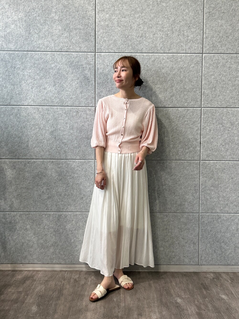 ホワイト系のその他パンツ、ピンク系のカーディガン/ボレロを着用したレディースの春コーディネートの3枚目の写真