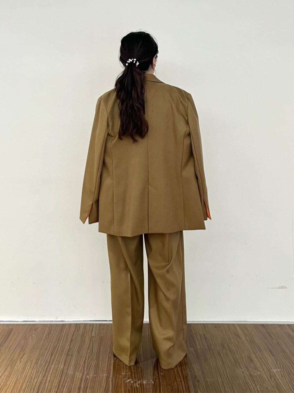 ブラック系のニット/セーター、イエロー系のその他パンツ、イエロー系のテーラードジャケットを着用したレディースの秋コーディネートの4枚目の写真