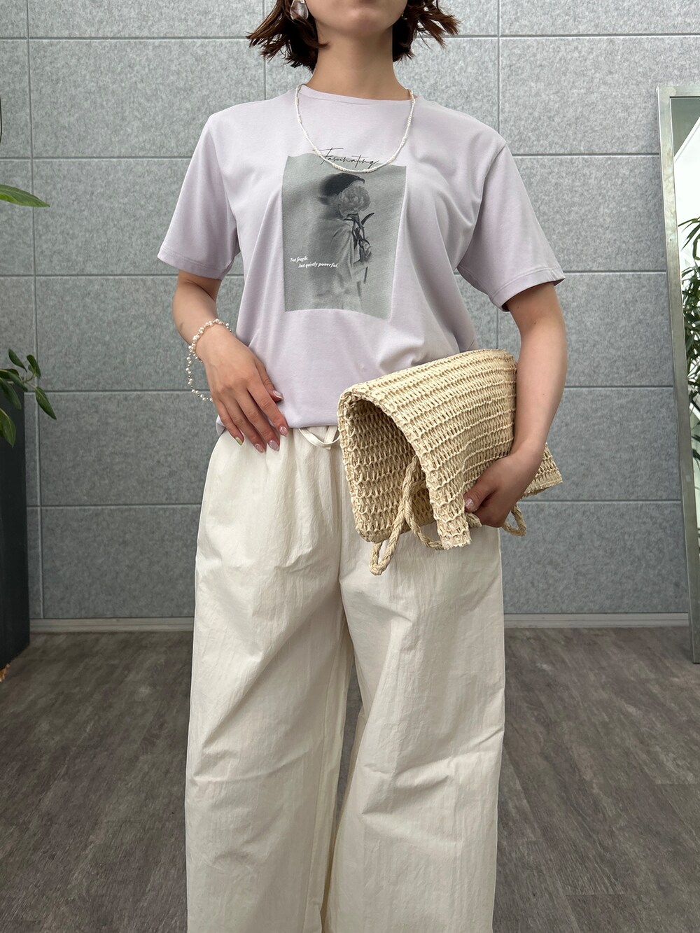 ホワイト系のその他パンツを着用したレディースの夏コーディネートの8枚目の写真