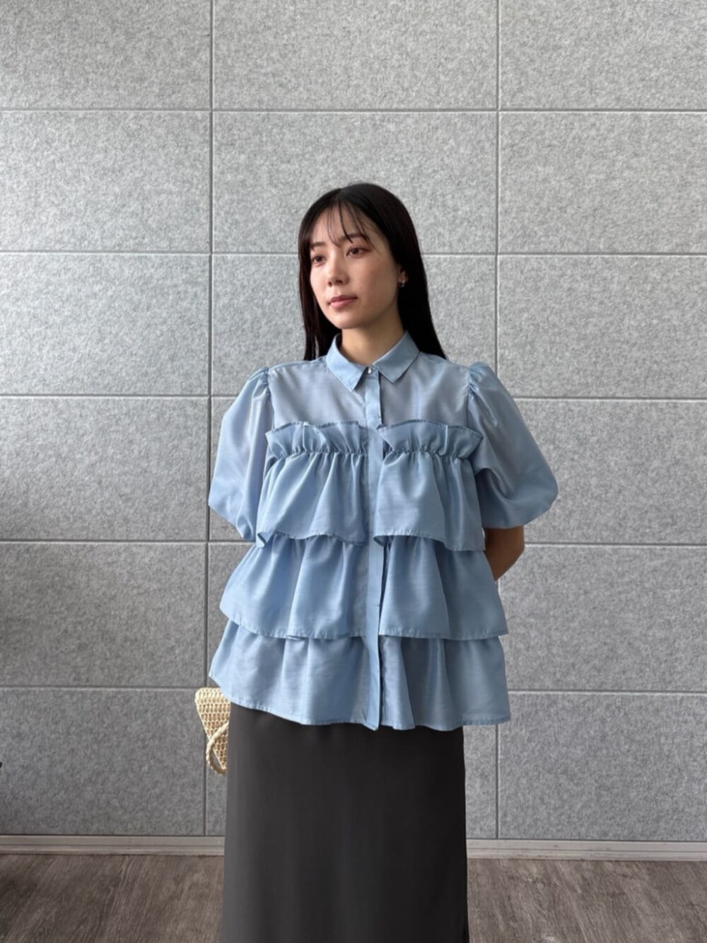 グレー系のスカート、ブルー系のシャツ/ブラウスを着用したレディースの夏コーディネートの4枚目の写真