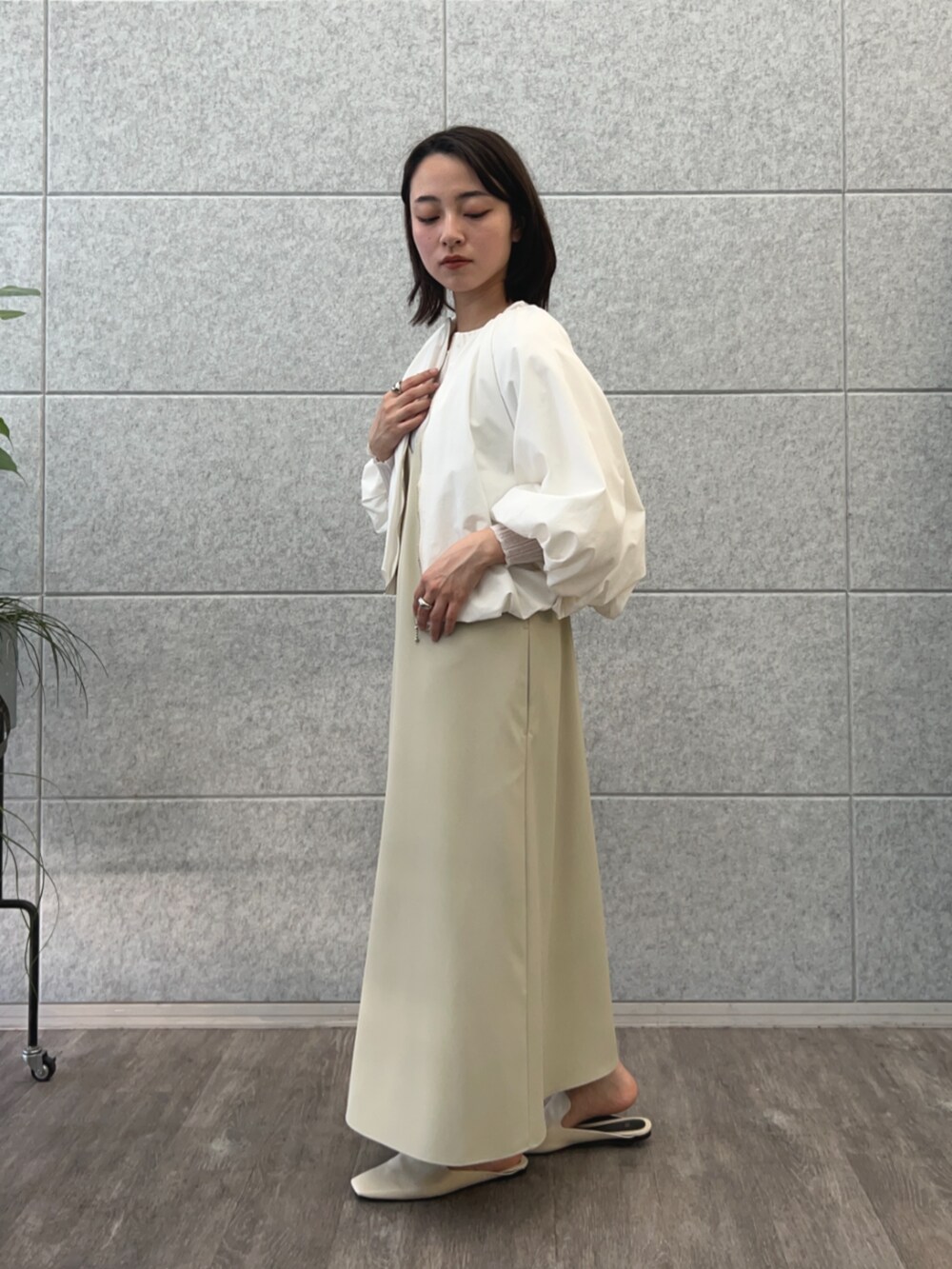 ホワイト系のTシャツ/カットソー、ベージュ系のワンピース、ホワイト系のブルゾンを着用したレディースの春コーディネートの3枚目の写真