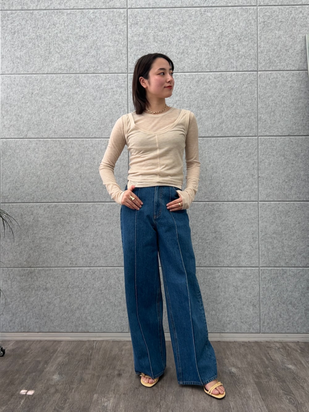 「ロンT、シアートップス、春服、大人かわいい、大人女子、デニムコーデ、大人カジュアルコーデ、お出かけコーデ、休日スタイル、デニム、カジュアルスタイル、ラクチンコーデ」｜「cloencの【美脚パンツ】コットンデニムワイドパンツ（デニムパンツ、ブルー系）」を使った、cloencさん（レディース・158cm）の春コーディネートの2枚目の写真