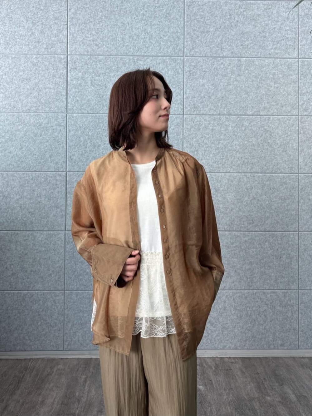 ブラウン系のその他パンツ、ホワイト系のTシャツ/カットソーを着用したレディースの秋コーディネートの6枚目の写真