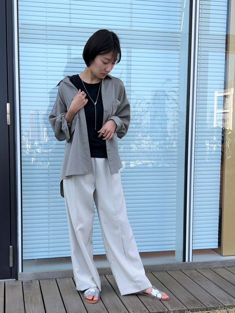 グリーン系のその他パンツ、ブラック系のタンクトップ、グリーン系のシャツ/ブラウスを着用したレディースの春コーディネートの2枚目の写真