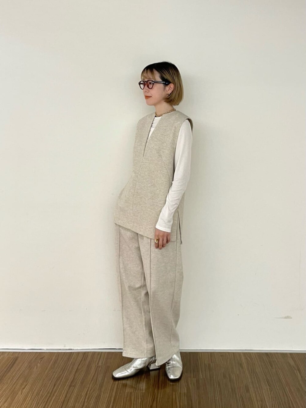 ホワイト系のTシャツ/カットソー、ベージュ系のベスト、ベージュ系のその他パンツを着用したレディースの秋コーディネートの4枚目の写真