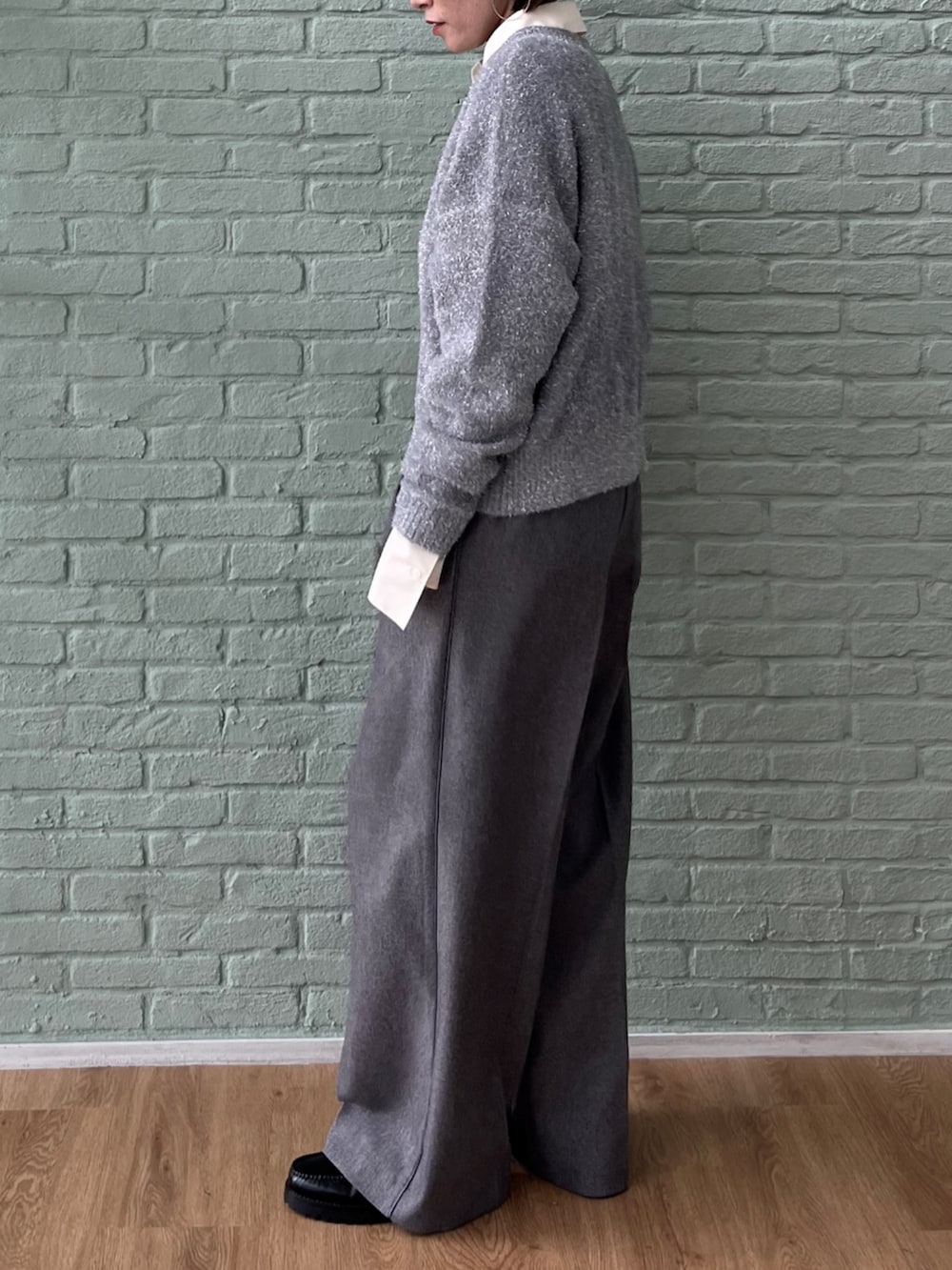 グレー系のその他パンツ、グレー系のニット/セーター、ホワイト系のシャツ/ブラウスを着用したレディースの秋コーディネートの4枚目の写真