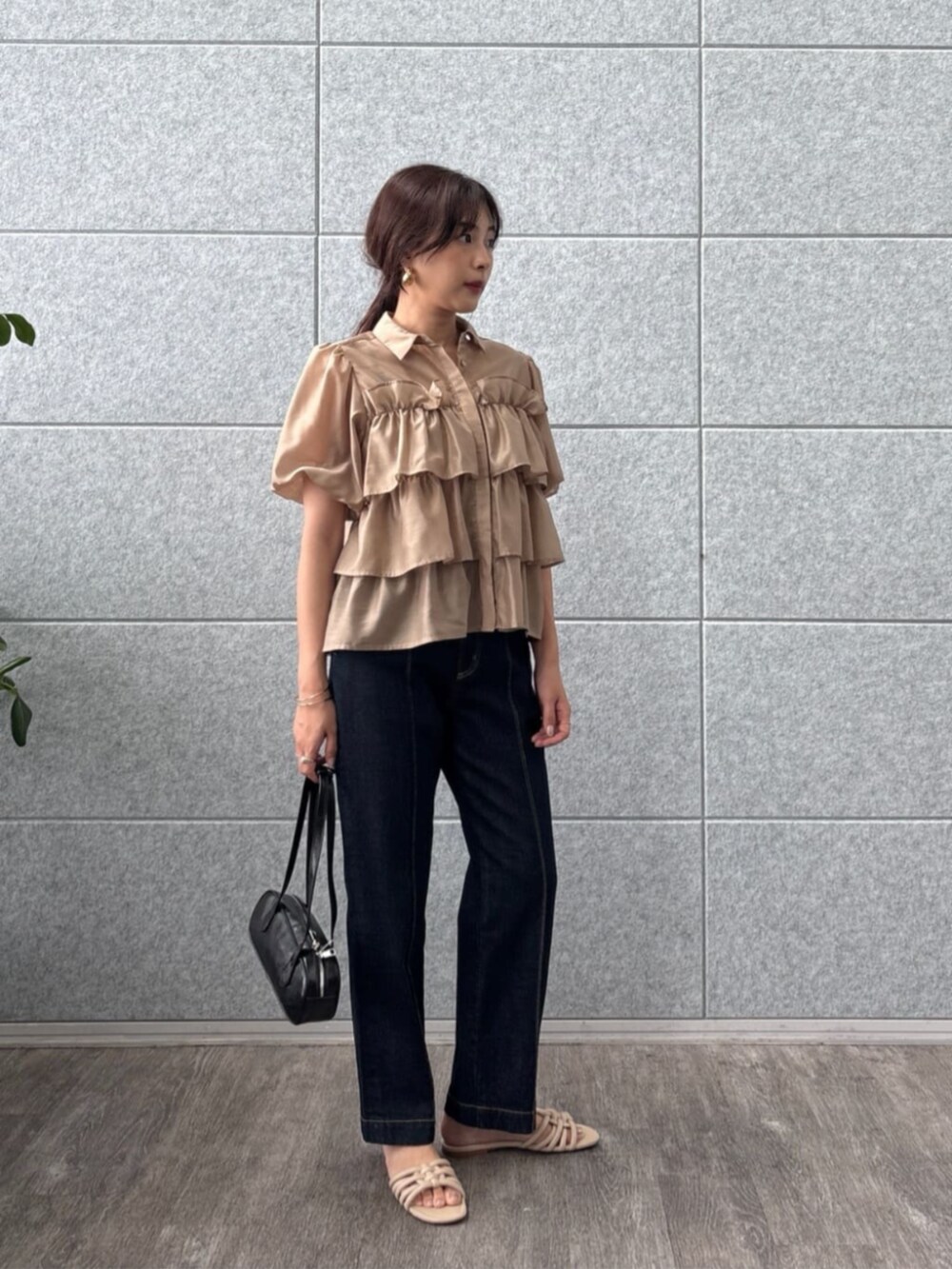 ブルー系のデニムパンツ、ブラウン系のシャツ/ブラウスを着用したレディースの夏コーディネートの2枚目の写真