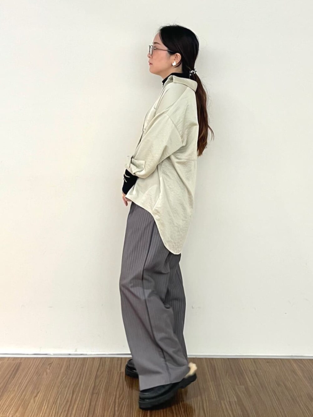 ベージュ系のシャツ/ブラウス、ブラック系のTシャツ/カットソー、グレー系のその他パンツを着用したレディースの秋コーディネートの3枚目の写真