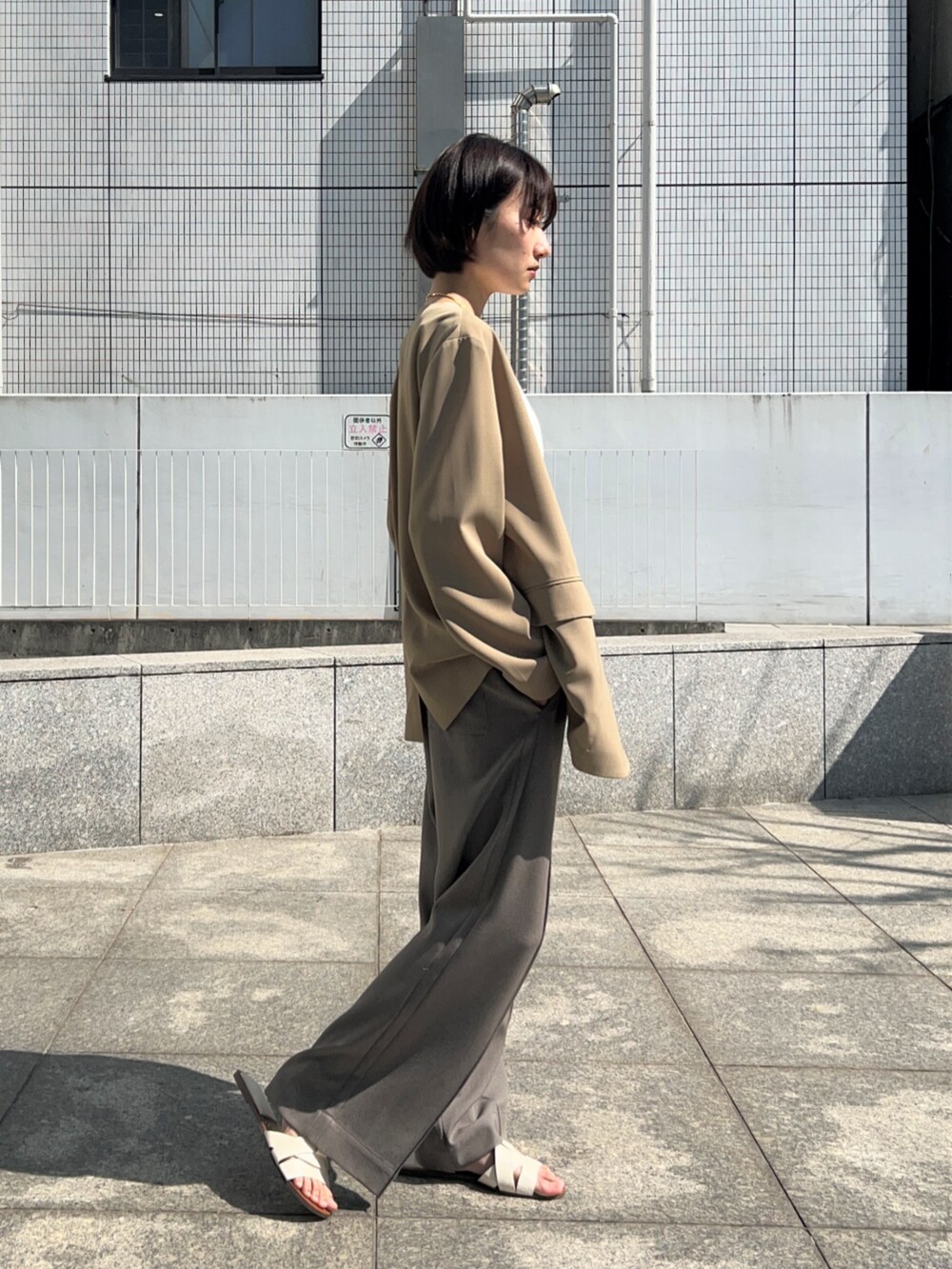 「ジャケット、レイヤードスタイル、トートバッグ、オトナカジュアル、きれいめコーデ、大人女子、春、大人コーデ、ゆるシルエット、淡色コーデ、春カラー、パンツスタイル、オフィスカジュアル、オフィススタイル」｜「cloencの【セットアップ／通勤】ノーカラージャケット（ノーカラージャケット、ベージュ系）」を使った、cloencさん（レディース・158cm）の春コーディネートの4枚目の写真