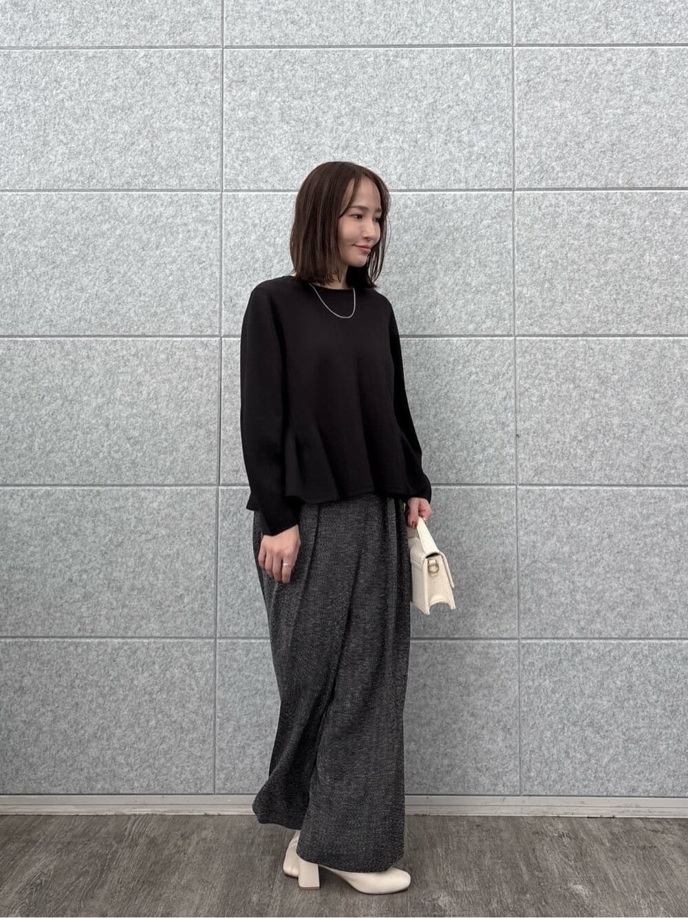 ブラック系のTシャツ/カットソー、ブラック系のその他パンツを着用したレディースの秋コーディネートの3枚目の写真