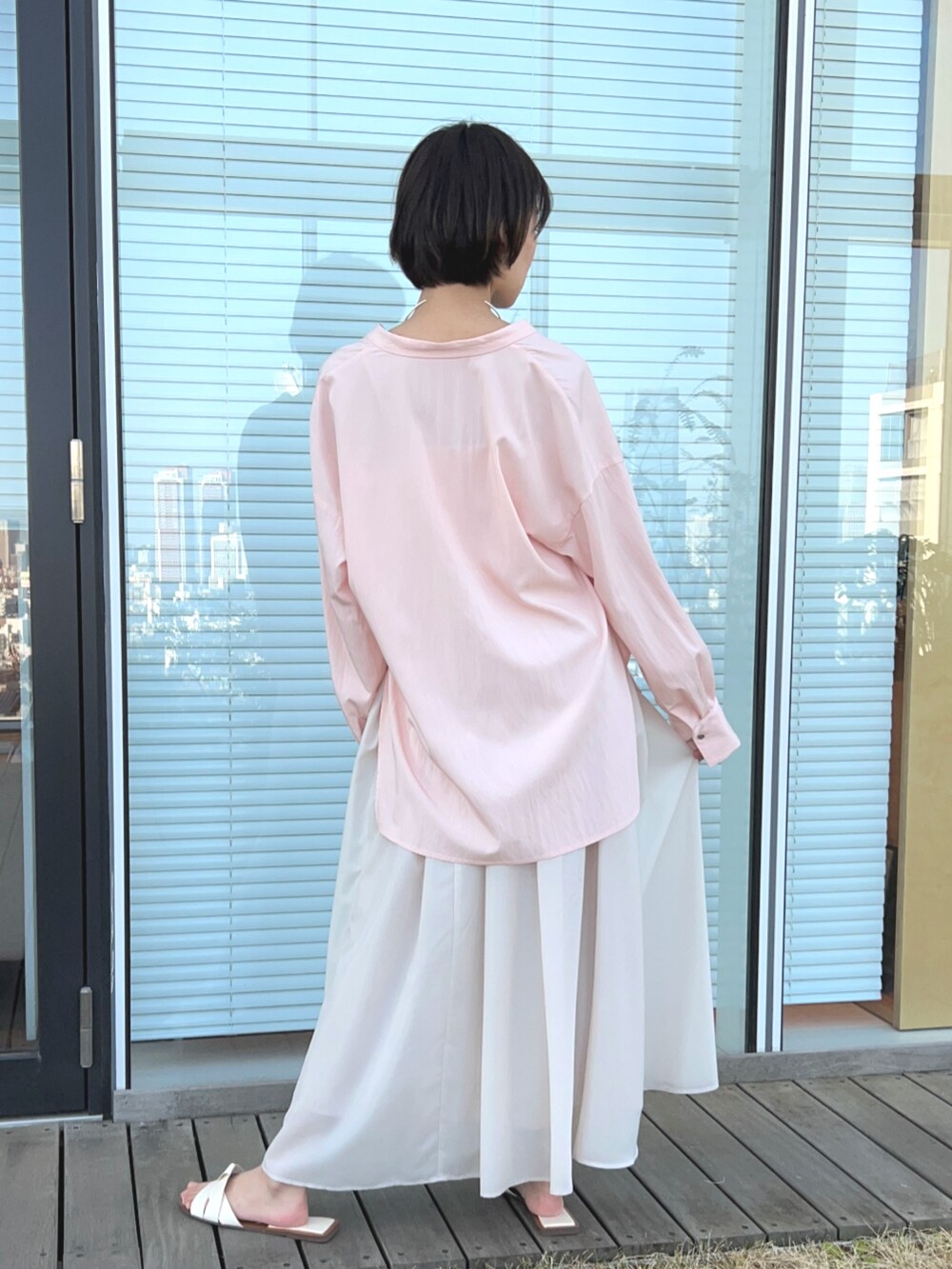 ピンク系のシャツ/ブラウス、ベージュ系のスカートを着用したレディースの春コーディネートの4枚目の写真