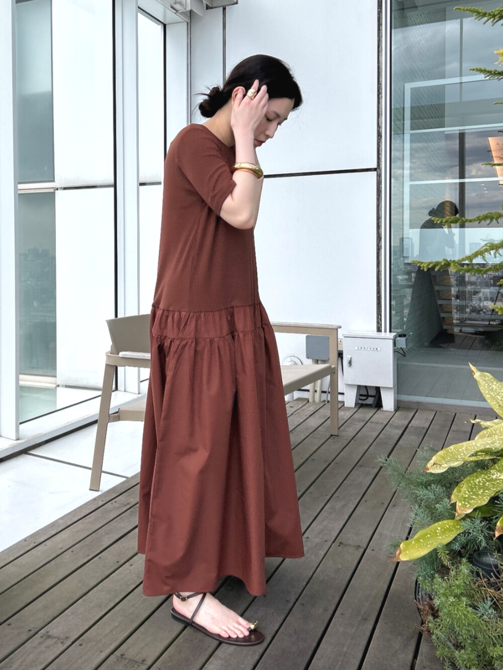 ブラウン系のワンピースを着用したレディースの春コーディネートの2枚目の写真