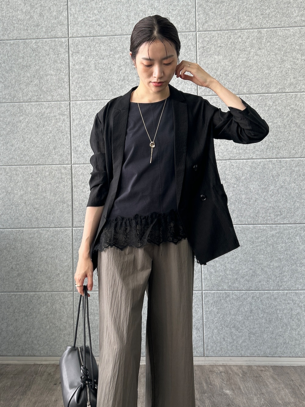 ブルー系のTシャツ/カットソー、ブラック系のテーラードジャケット、グリーン系のその他パンツを着用したレディースの夏コーディネートの6枚目の写真