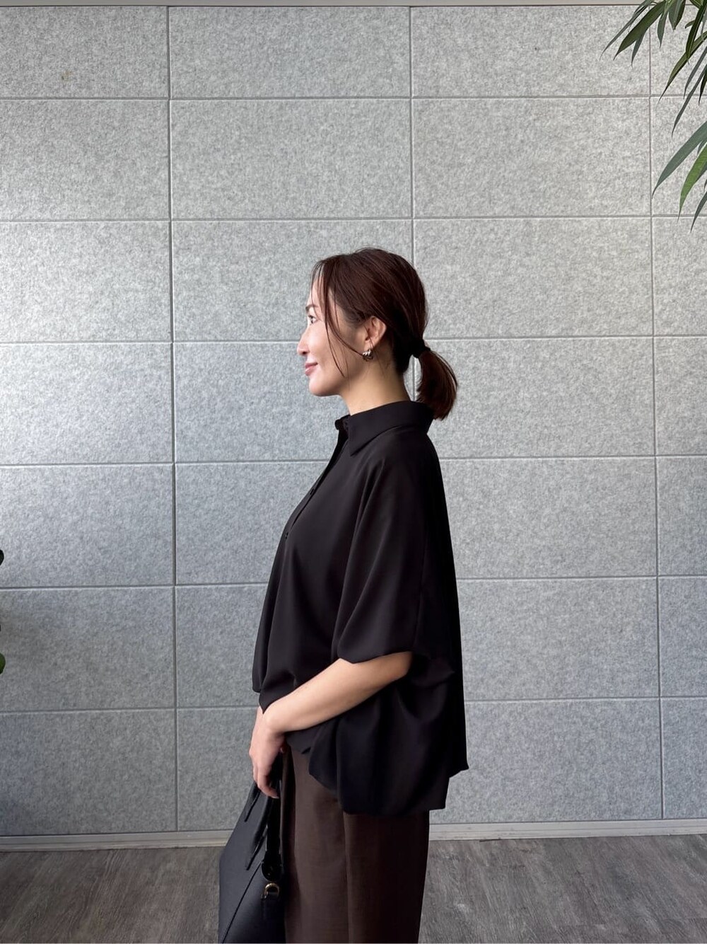 ブラック系のシャツ/ブラウス、ブラウン系のその他パンツを着用したレディースの夏コーディネートの9枚目の写真
