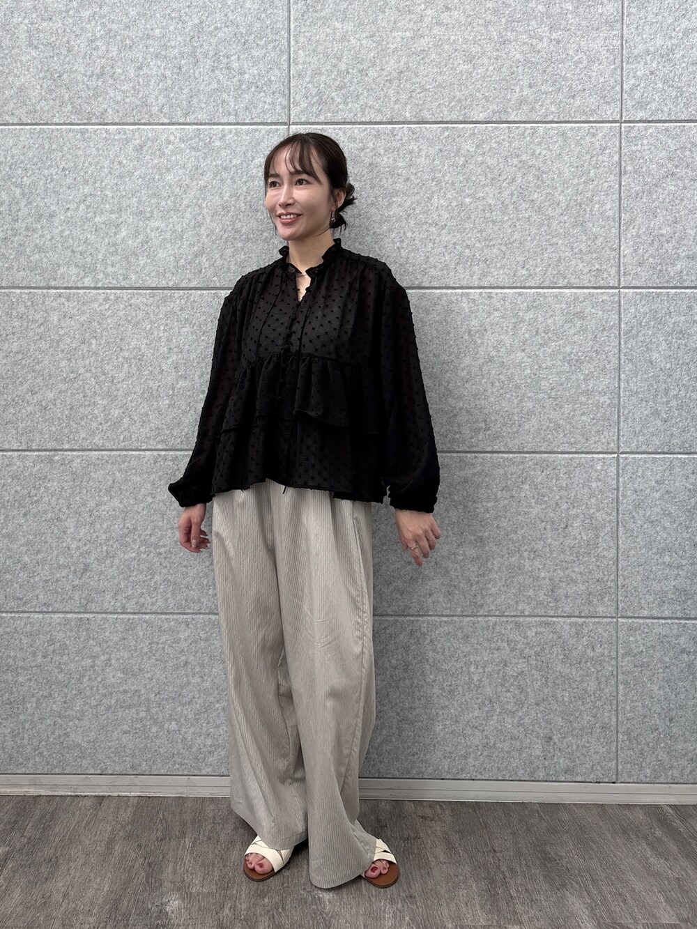 ブラック系のシャツ/ブラウス、ベージュ系のその他パンツを着用したレディースの夏コーディネートの2枚目の写真