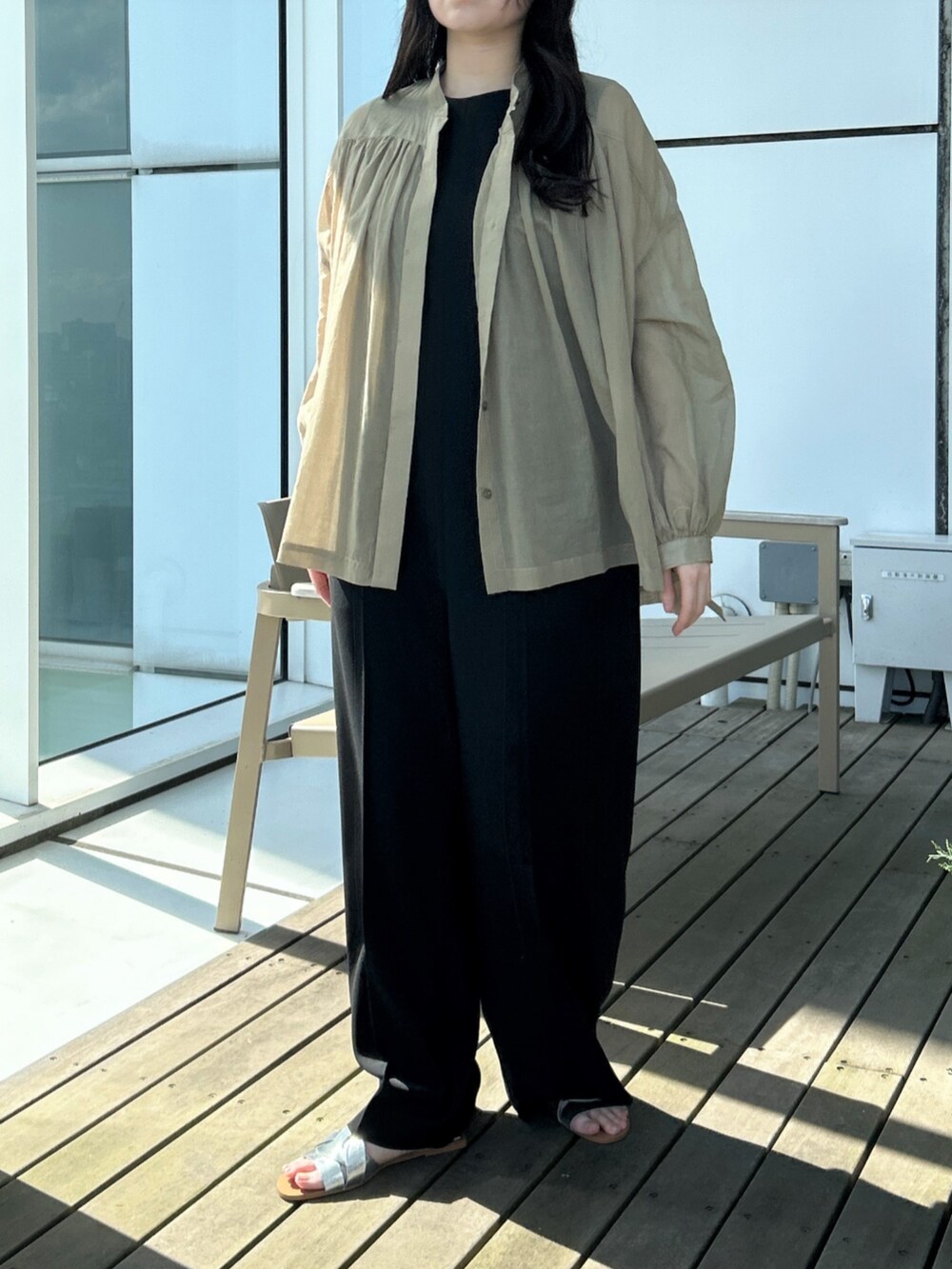 「大人カジュアル、大人かわいい、おでかけコーデ、リラックススタイル、春服コーデ、シンプル・ベーシック、ブラウスコーデ、シアートップス、ラクチンコーデ、ロンパース、カーキ、大人コーデ、春夏コーデ、夏コーデ、ootd」｜「cloencの【手洗い可／セレモニー】ダブルクロスサロペットワンピース（サロペット/オーバーオール、ブラック系）」を使った、cloencさん（レディース・157cm）の春コーディネートの7枚目の写真