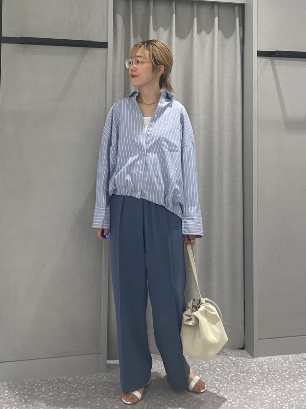 ブルー系のその他パンツ、ブルー系のシャツ/ブラウスを着用したレディースの秋コーディネートの2枚目の写真