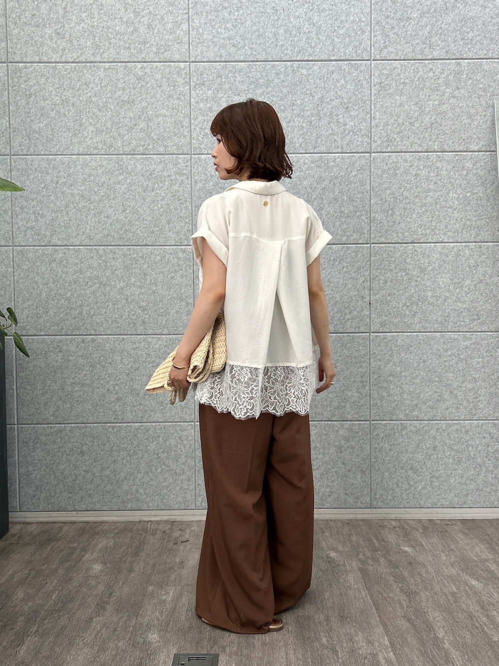 ホワイト系のシャツ/ブラウス、ブラウン系のサロペット/オーバーオールを着用したレディースの夏コーディネートの4枚目の写真