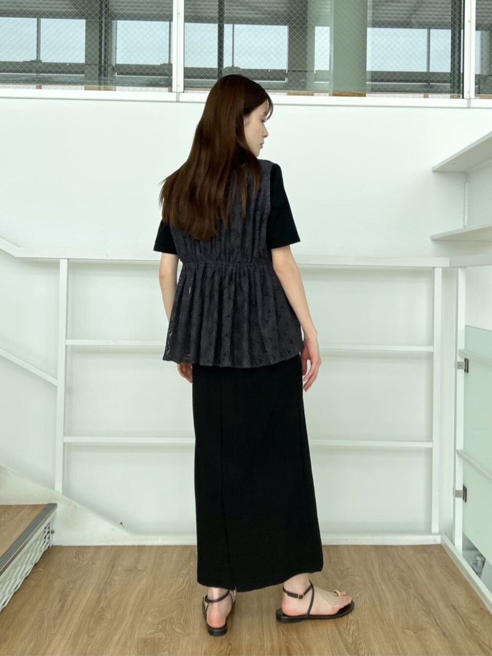 ブラック系のシャツ/ブラウス、ブラック系のTシャツ/カットソー、ブラック系のスカートを着用したレディースの夏コーディネートの4枚目の写真