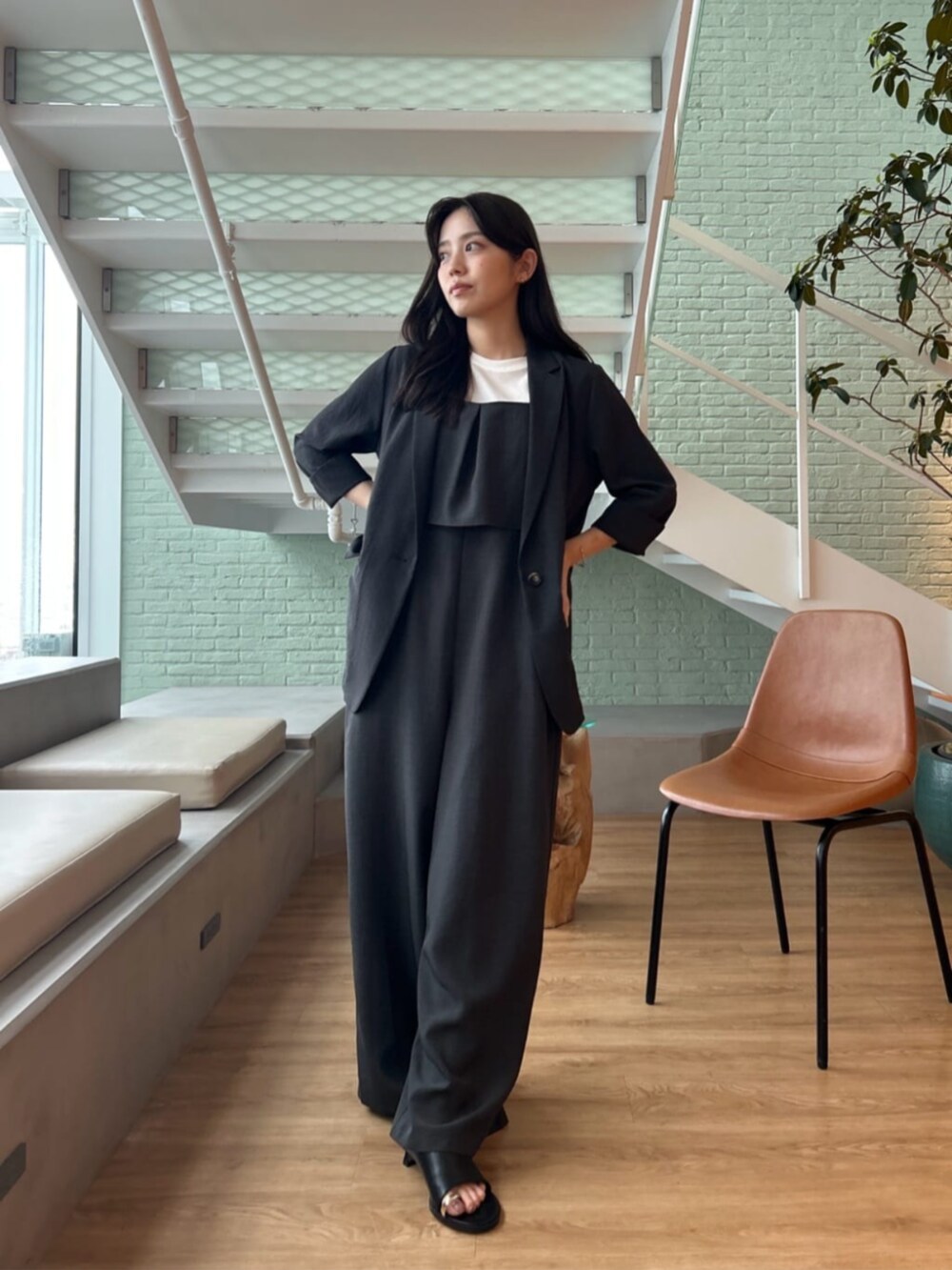 ブラック系のテーラードジャケット、ブラック系のサロペット/オーバーオールを着用したレディースの夏コーディネートの4枚目の写真