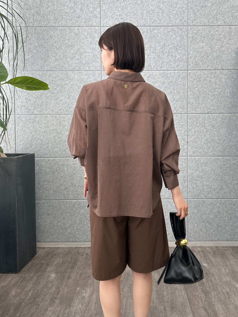 ブラウン系のシャツ/ブラウス、ブラウン系のその他パンツを着用したレディースの夏コーディネートの6枚目の写真