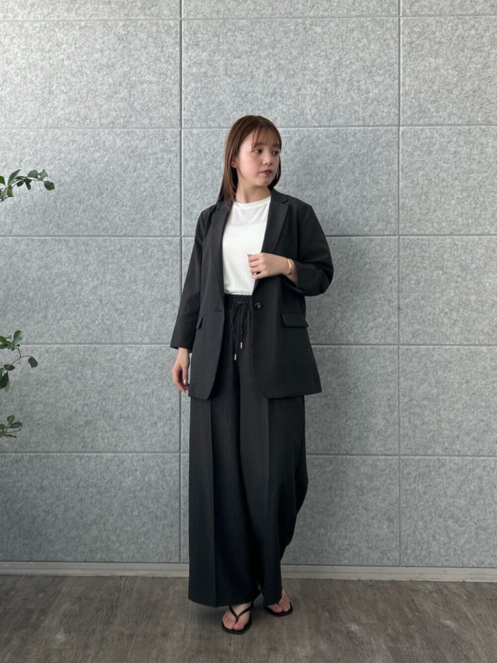 ブラック系のその他パンツ、ブラック系のテーラードジャケットを着用したレディースの夏コーディネートの4枚目の写真