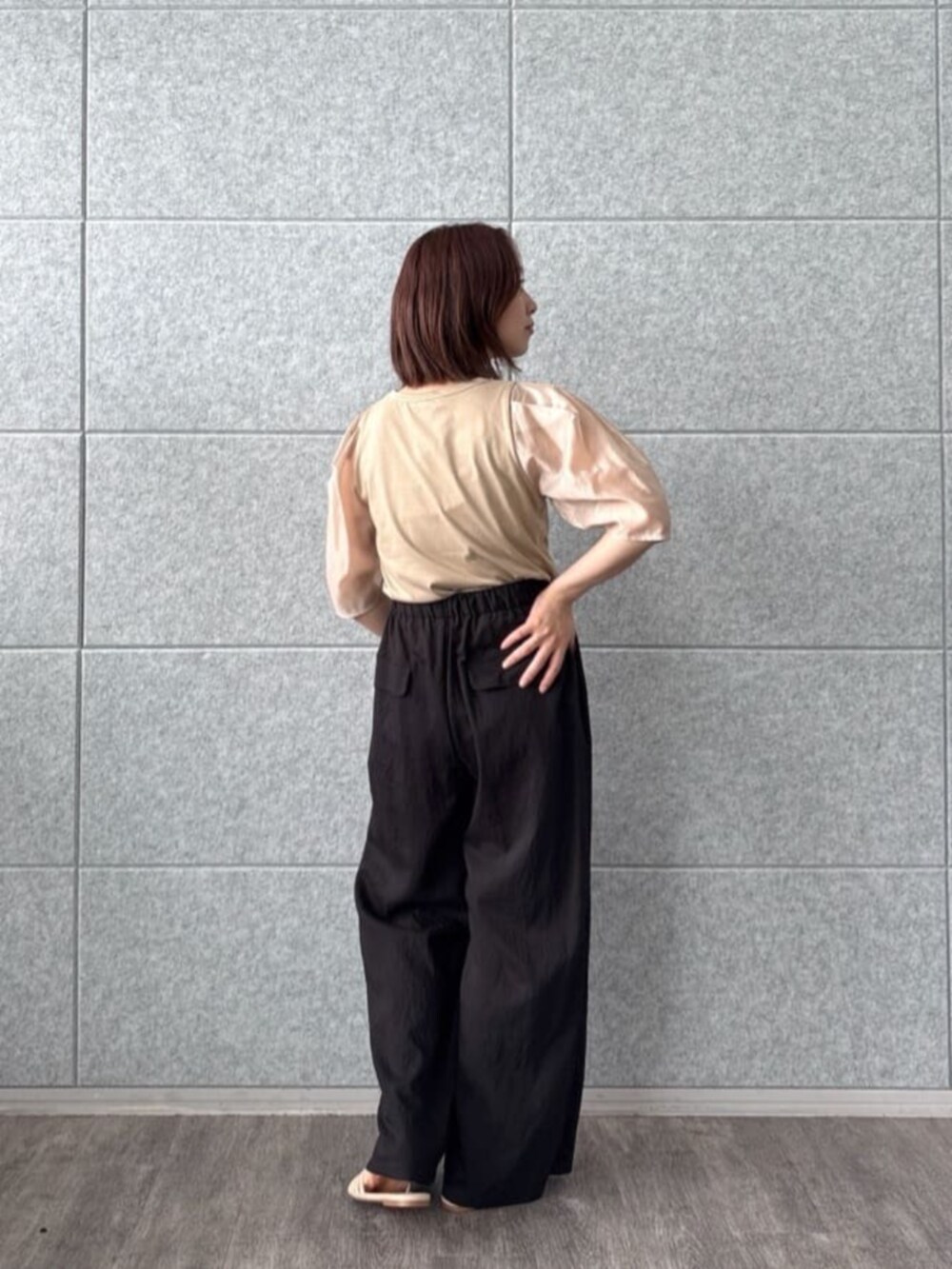 ブラック系のその他パンツ、ベージュ系のTシャツ/カットソーを着用したレディースの夏コーディネートの3枚目の写真