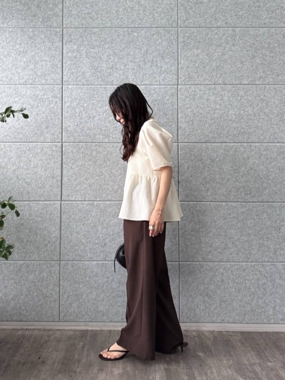 ブラウン系のその他パンツ、ホワイト系のシャツ/ブラウスを着用したレディースの夏コーディネートの4枚目の写真