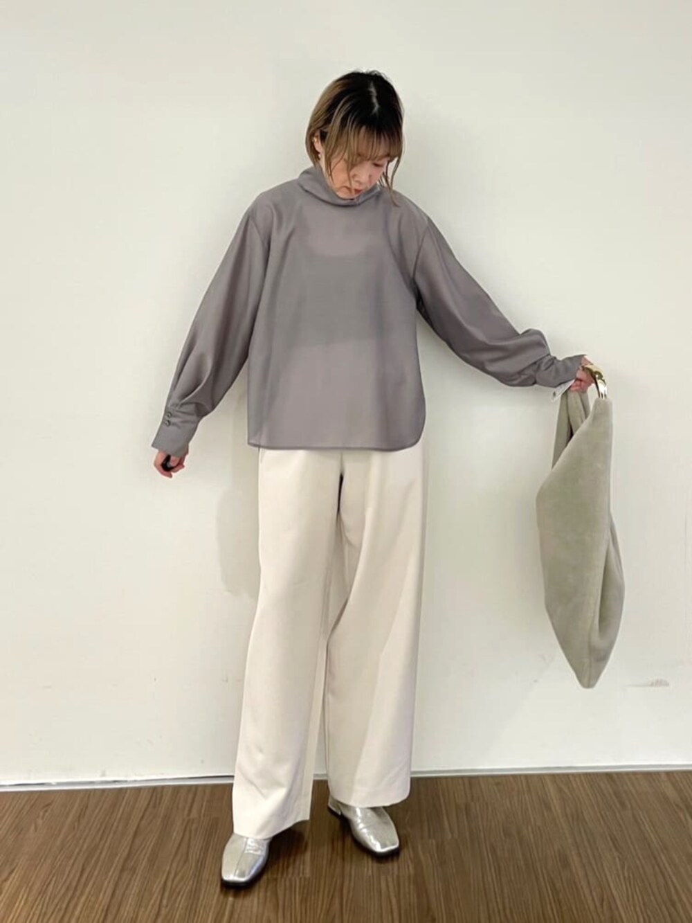 ベージュ系のその他パンツ、グレー系のシャツ/ブラウスを着用したレディースの秋コーディネートの2枚目の写真