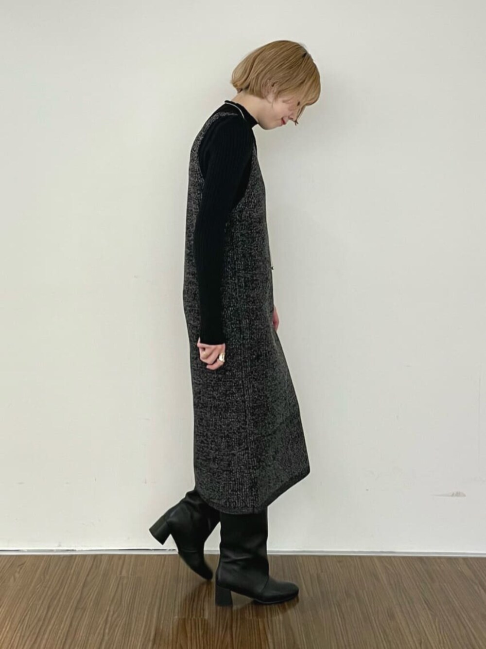 ブラック系のワンピース、ブラック系のニット/セーターを着用したレディースの冬コーディネートの3枚目の写真