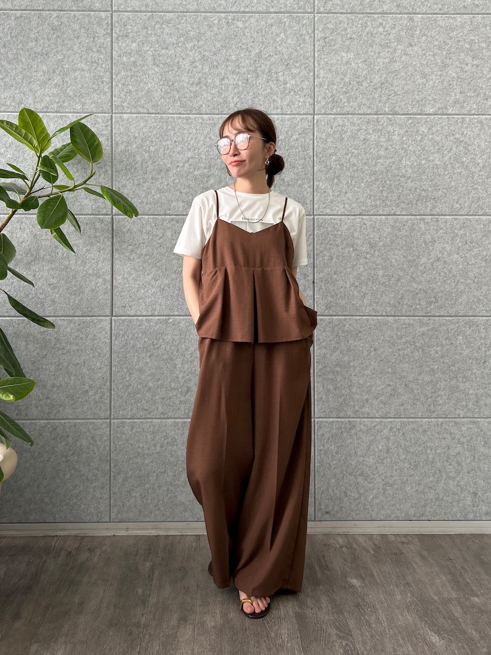 ブラウン系のサロペット/オーバーオール、ホワイト系のTシャツ/カットソーを着用したレディースの春コーディネートの3枚目の写真
