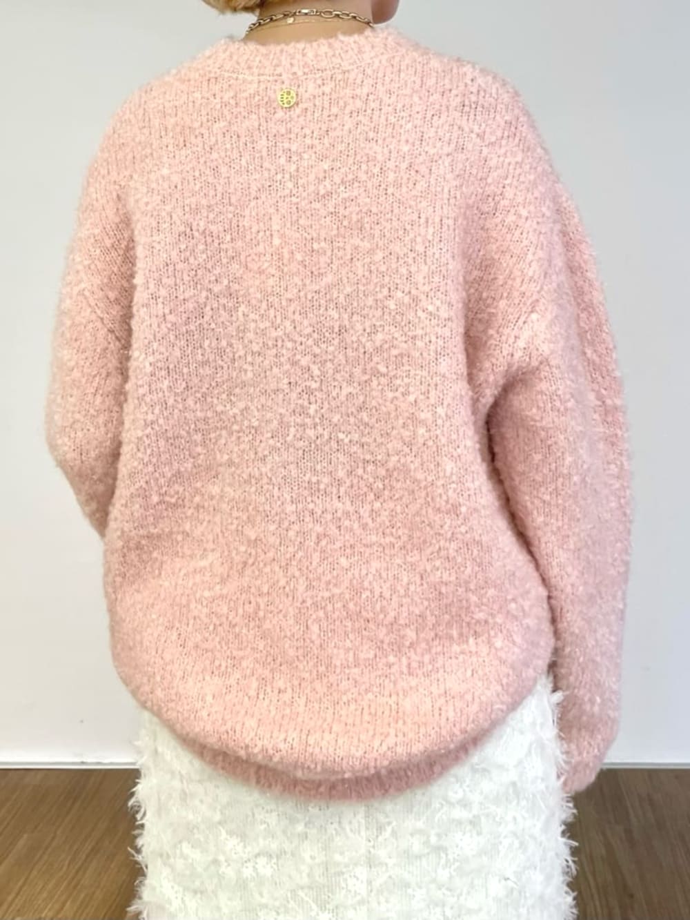 ホワイト系のスカート、ピンク系のニット/セーターを着用したレディースの冬コーディネートの7枚目の写真