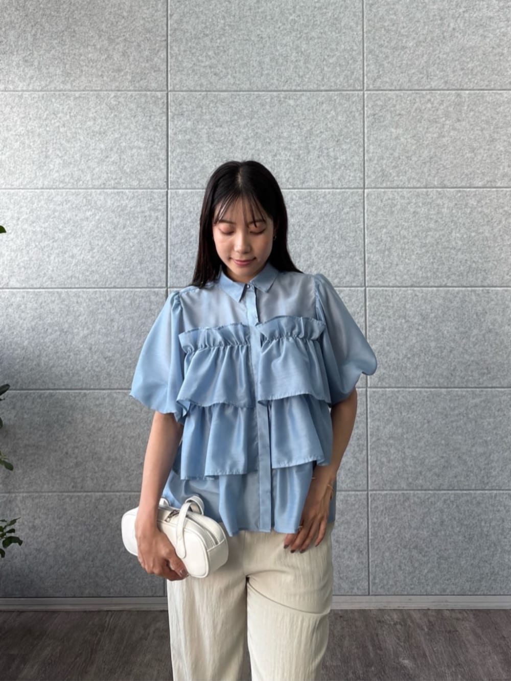 「半袖シャツ、フリル、休日スタイル、シンプルコーデ、きれいめカジュアル、夏コーデ、シアートップス、ラクチンコーデ、カジュアルガーリー、きれいめコーデ、女子会コーデ、フリルブラウス、イージーパンツ」｜「cloencの【通勤／セットアップ】レーヨンツイルイージーパンツ（その他パンツ、ベージュ系）」を使った、cloencさん（レディース・158cm）の夏コーディネートの5枚目の写真