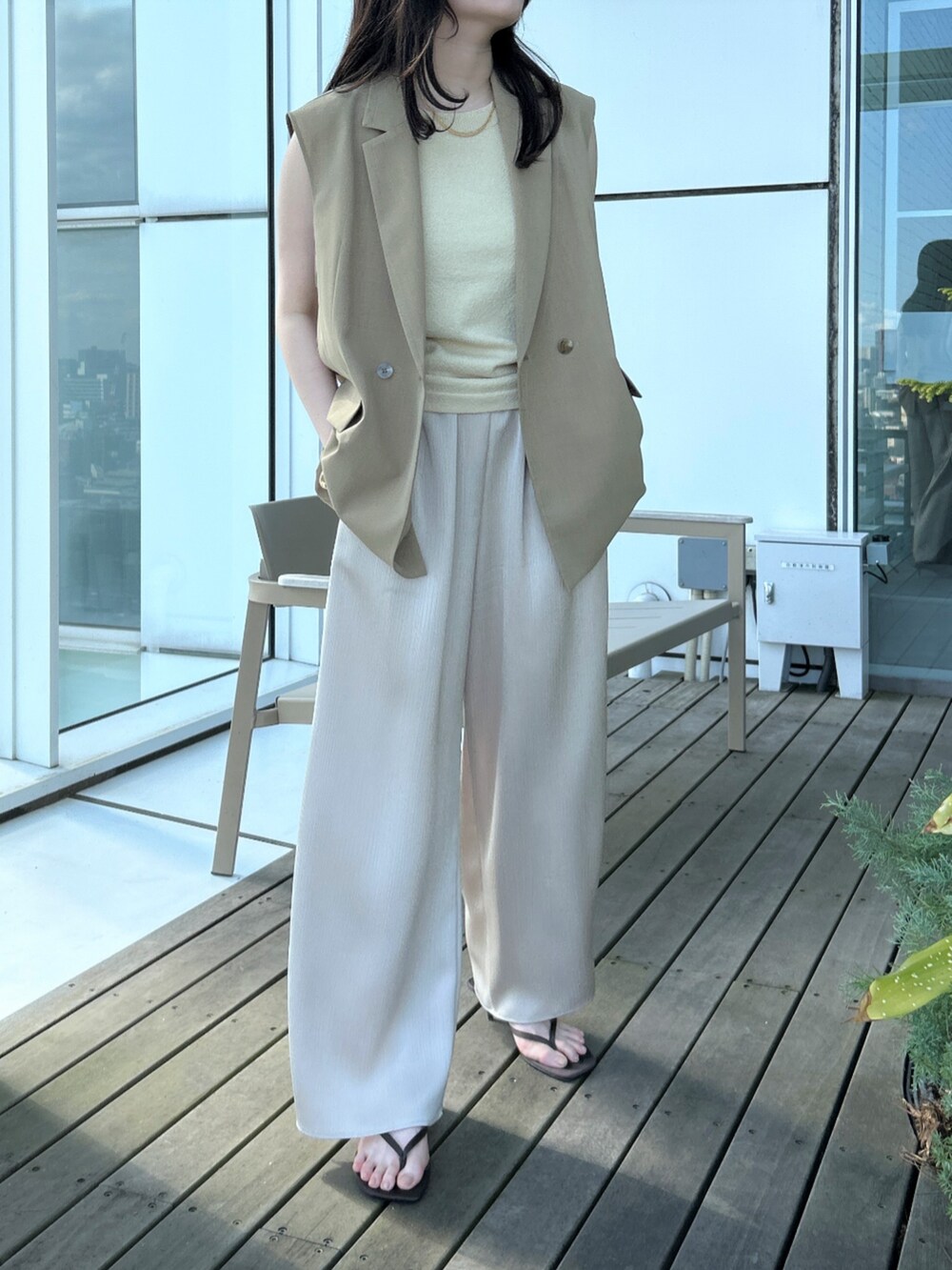 ベージュ系のその他パンツ、ベージュ系のベスト、ベージュ系のタンクトップを着用したレディースの春コーディネートの8枚目の写真