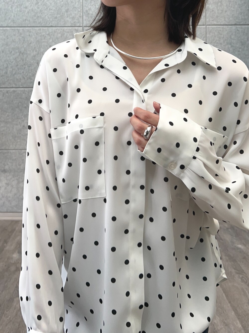 ホワイト系のシャツ/ブラウス、ブルー系のデニムパンツを着用したレディースの春コーディネートの5枚目の写真