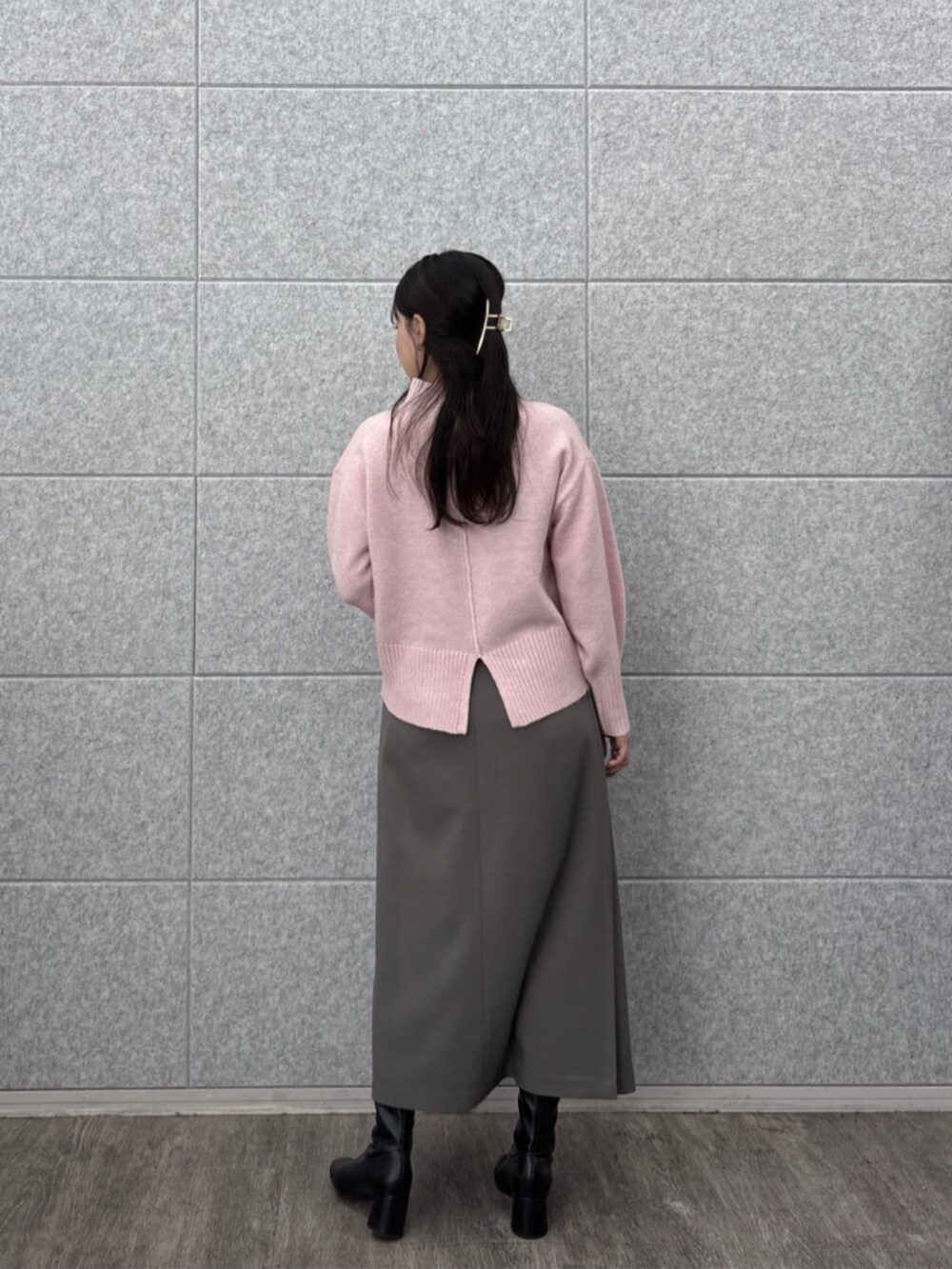 グレー系のスカート、ピンク系のニット/セーターを着用したレディースの秋コーディネートの6枚目の写真