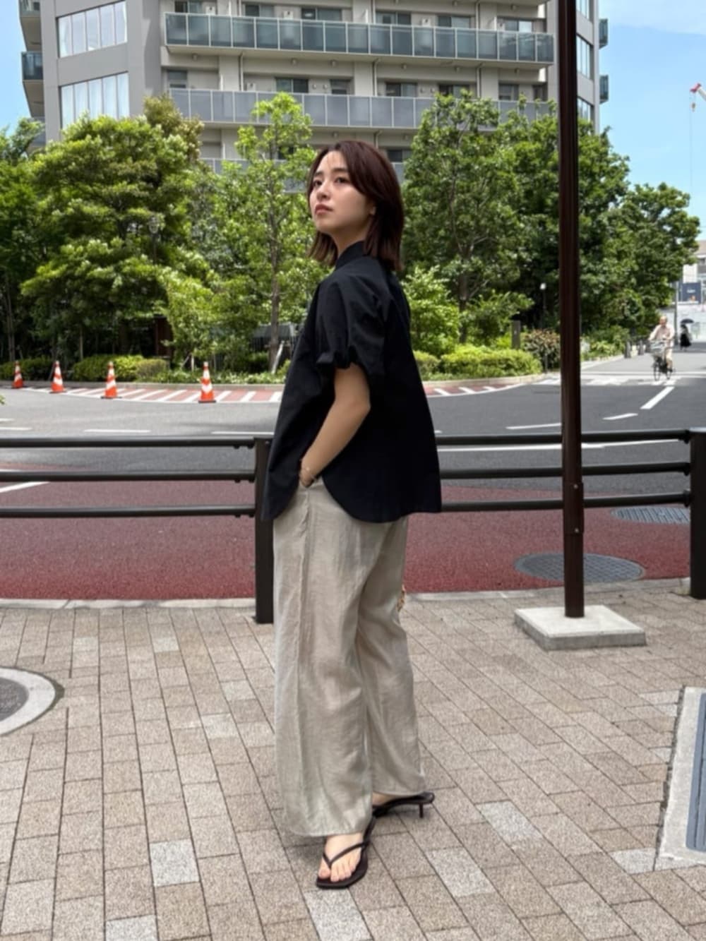 「フリル、半袖シャツ、お出かけコーデ、休日スタイル、おでかけコーデ、オトナカワイイ、きれいめコーディネート、ブラック、シアートップス、ブラックコーデ、フリルブラウス」｜「cloencの【セットアップ／手洗い可】麻混シアータックイージーパンツ（その他パンツ、グリーン系）」を使った、cloencさん（レディース・158cm）の夏コーディネートの4枚目の写真
