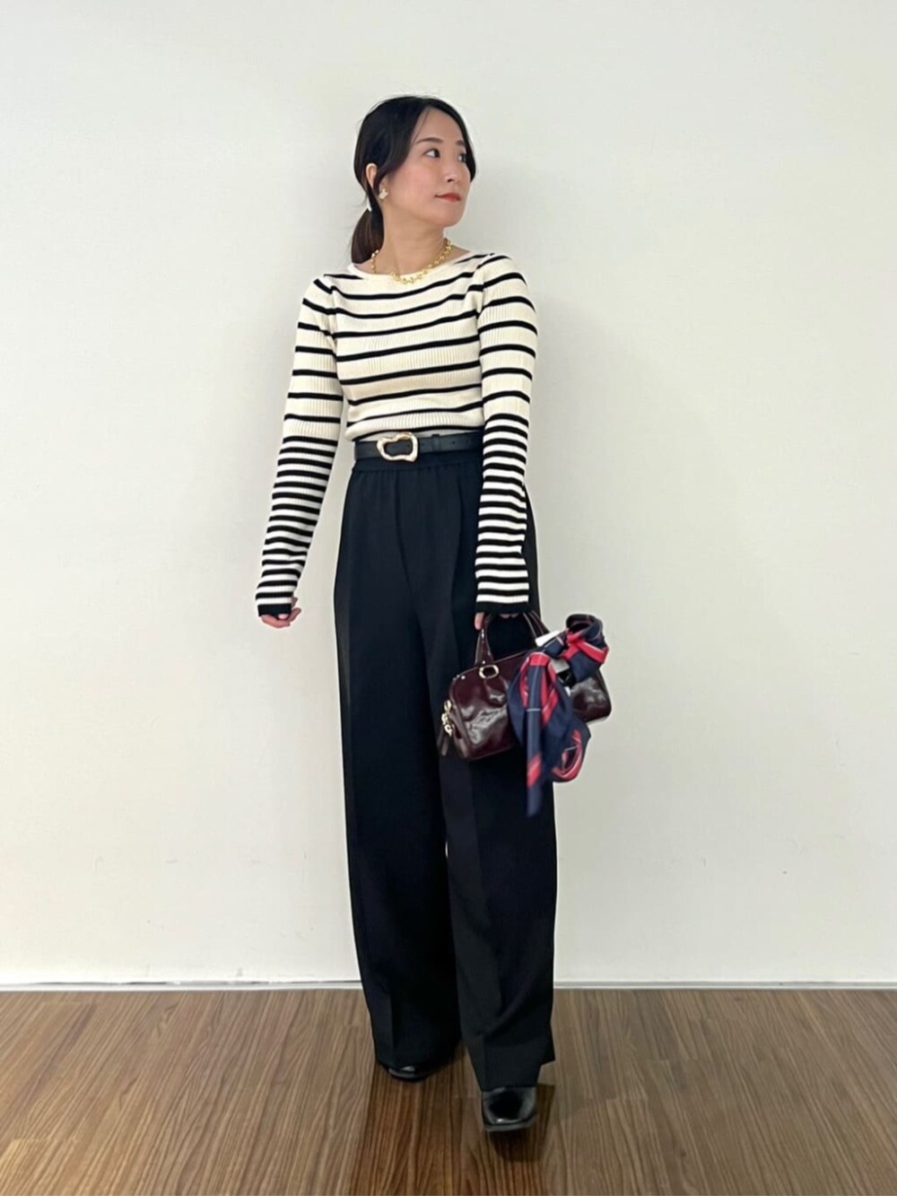 ベージュ系のニット/セーター、ブラック系のその他パンツを着用したレディースの秋コーディネートの2枚目の写真