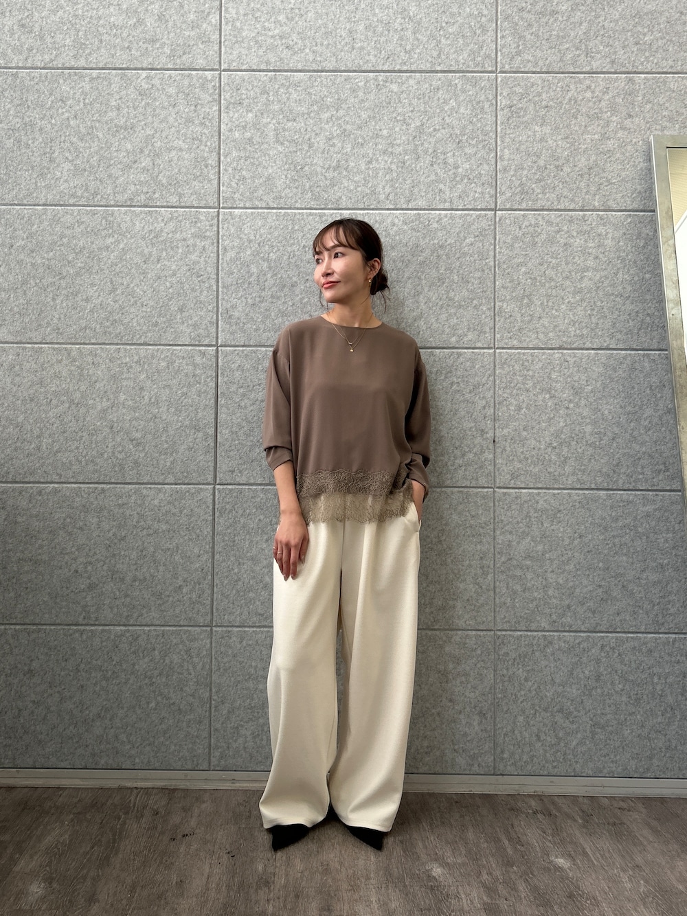 ブラウン系のシャツ/ブラウス、ホワイト系のその他パンツを着用したレディースの秋コーディネートの4枚目の写真