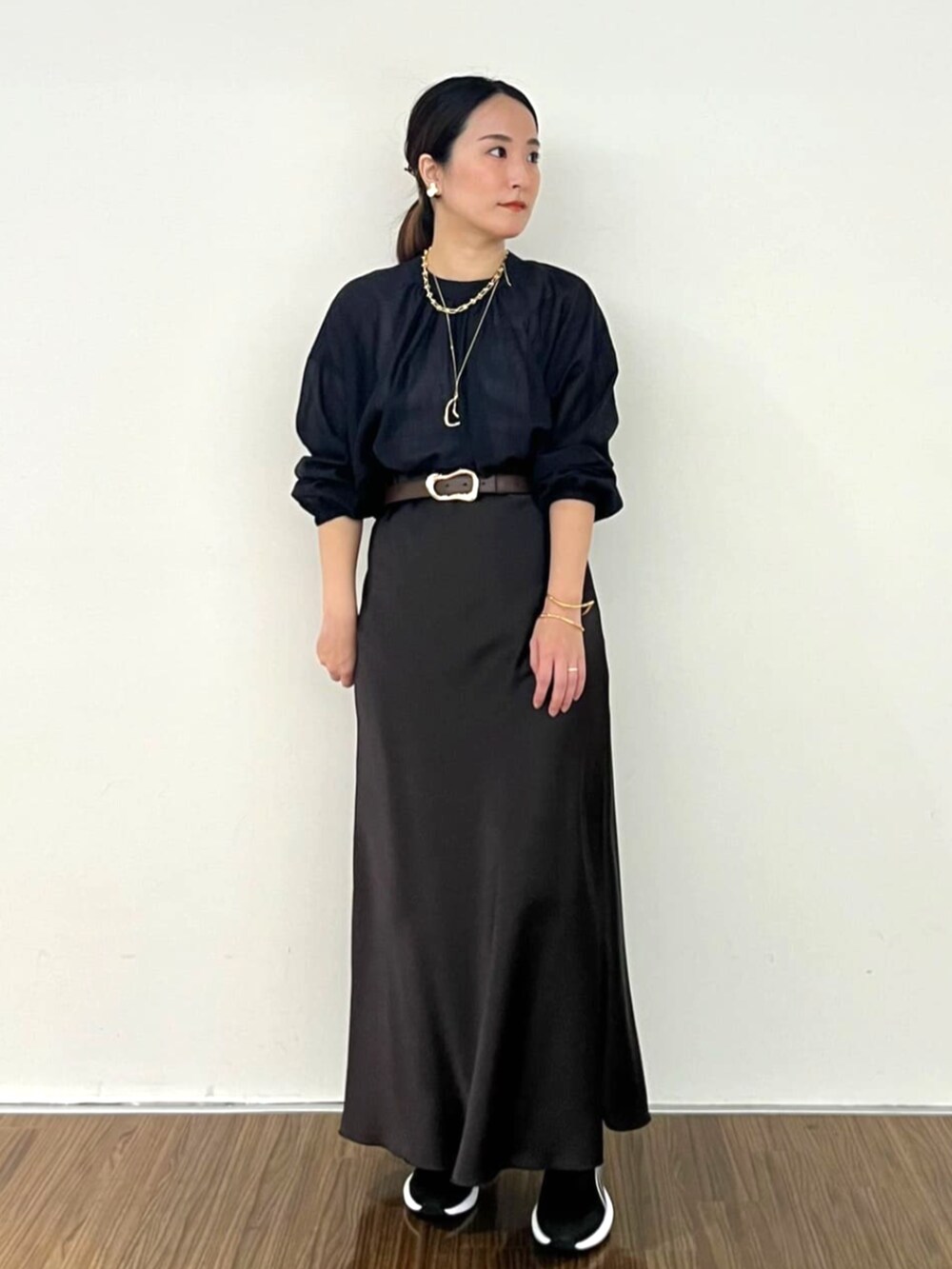 ブラック系のシャツ/ブラウス、グレー系のスカートを着用したレディースの秋コーディネートの2枚目の写真