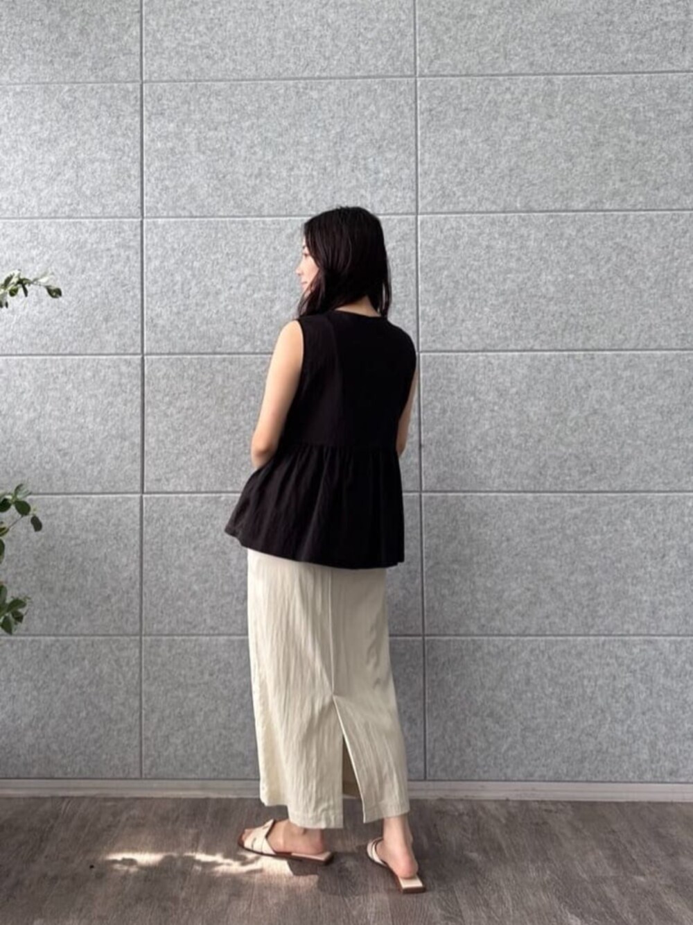 ベージュ系のタンクトップ、ベージュ系のスカート、ブラック系のシャツ/ブラウスを着用したレディースの夏コーディネートの2枚目の写真