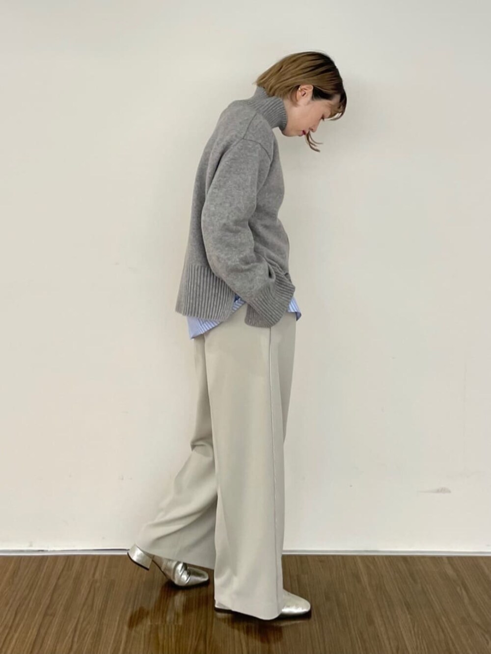 ベージュ系のその他パンツ、グレー系のニット/セーター、ブルー系のシャツ/ブラウスを着用したレディースの秋コーディネートの4枚目の写真